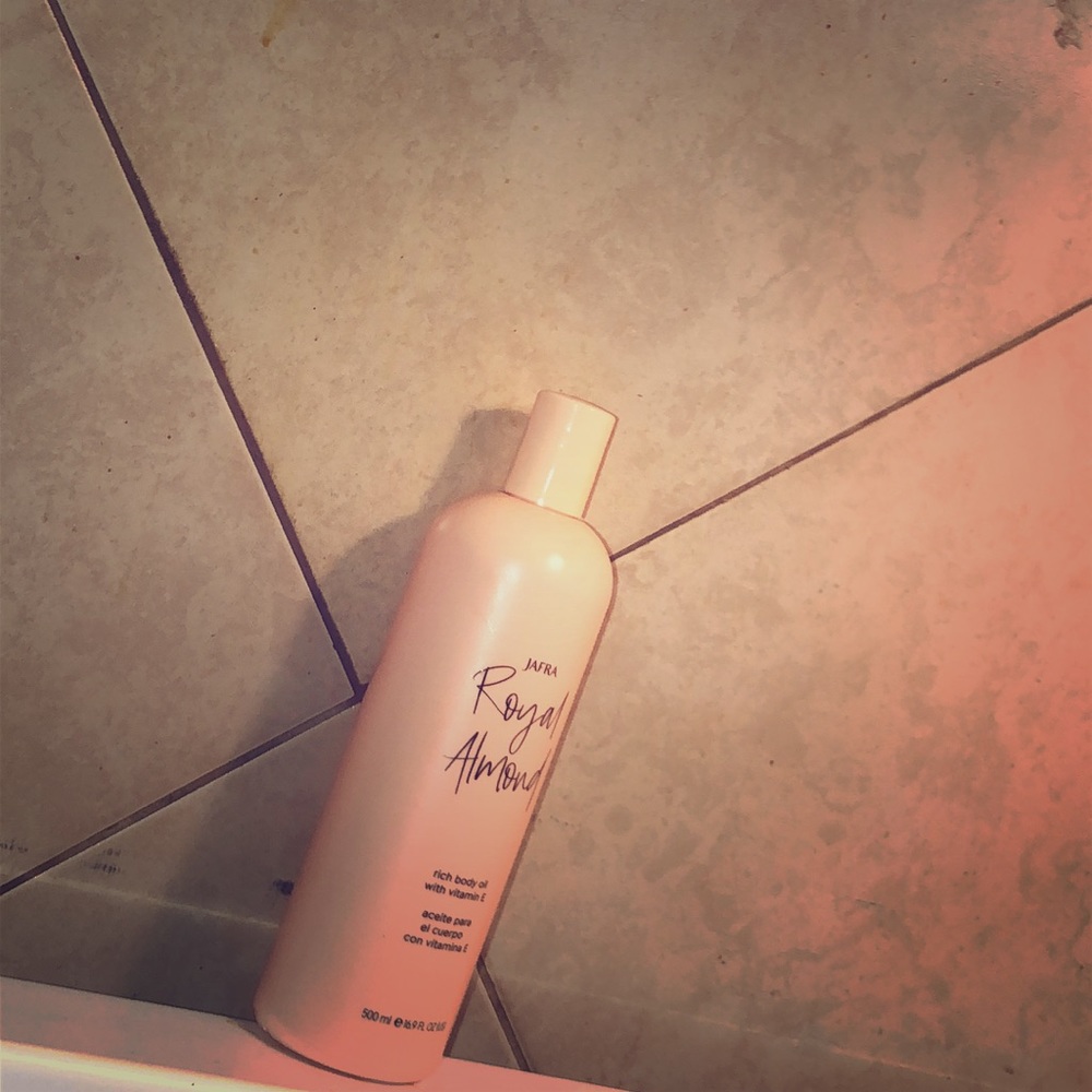 Rich body oil